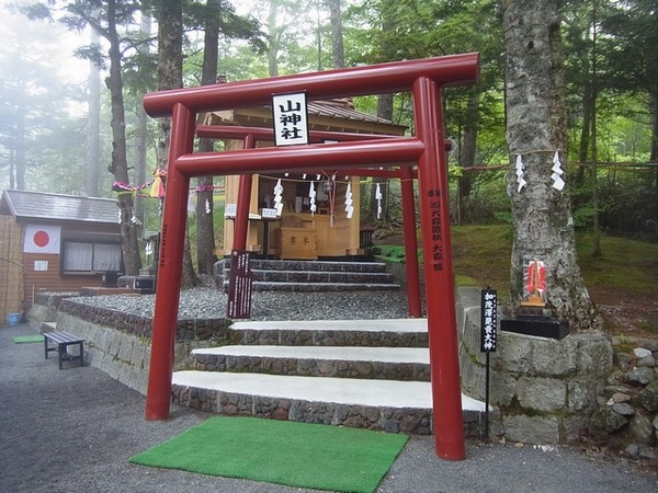 新屋山神社・奥宮