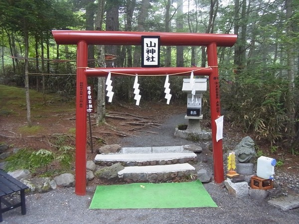 新屋山神社・奥宮